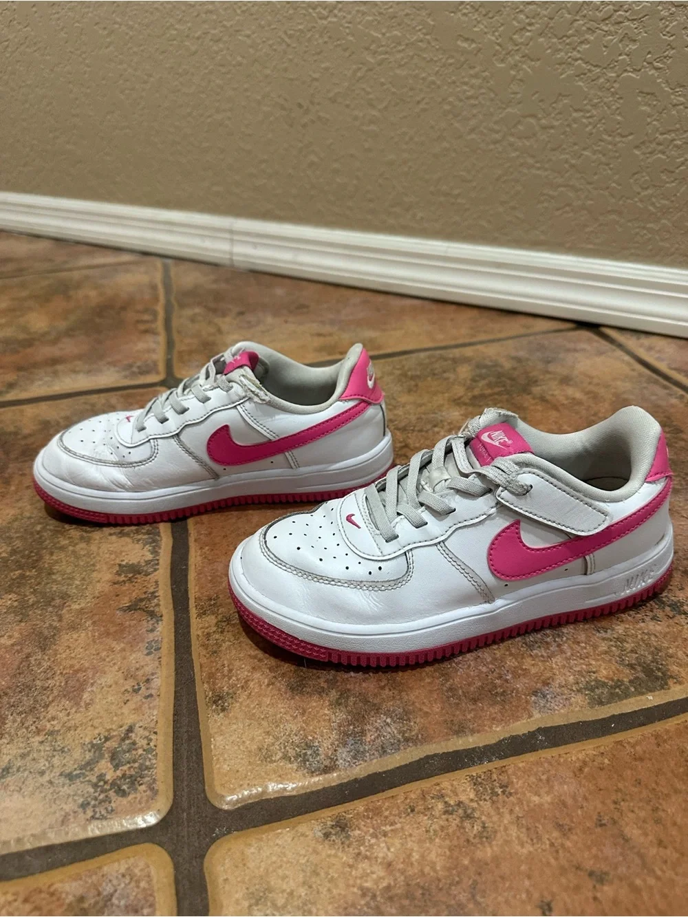 Nike White and Pink Kids Low-Top Sneakers